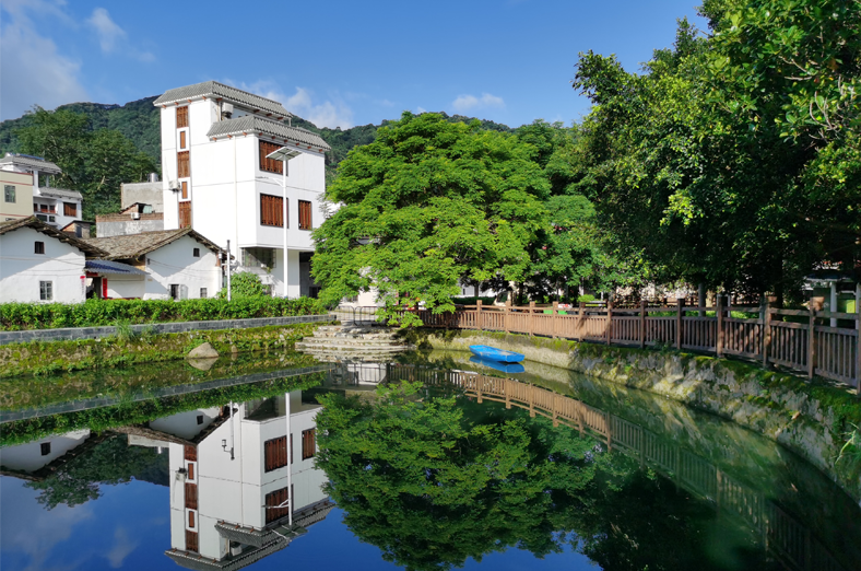 從化南平村是“中國美麗休閑鄉(xiāng)村”，水塘生態(tài)修復(fù)示范項目，通過小微水體整治工程，優(yōu)化農(nóng)村人居環(huán)境，擦亮農(nóng)村“顏值”，打造區(qū)域鄉(xiāng)村水塘治理的典范。
